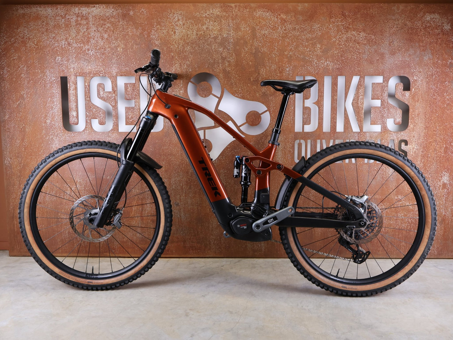 E - Mountainbike von Trek, TREK RAIL+ 9.8 GX AXS T - TYPE GEN 5 / PENNYFLAKE / S vor USEDBIKES - OB.DE Hintergrund