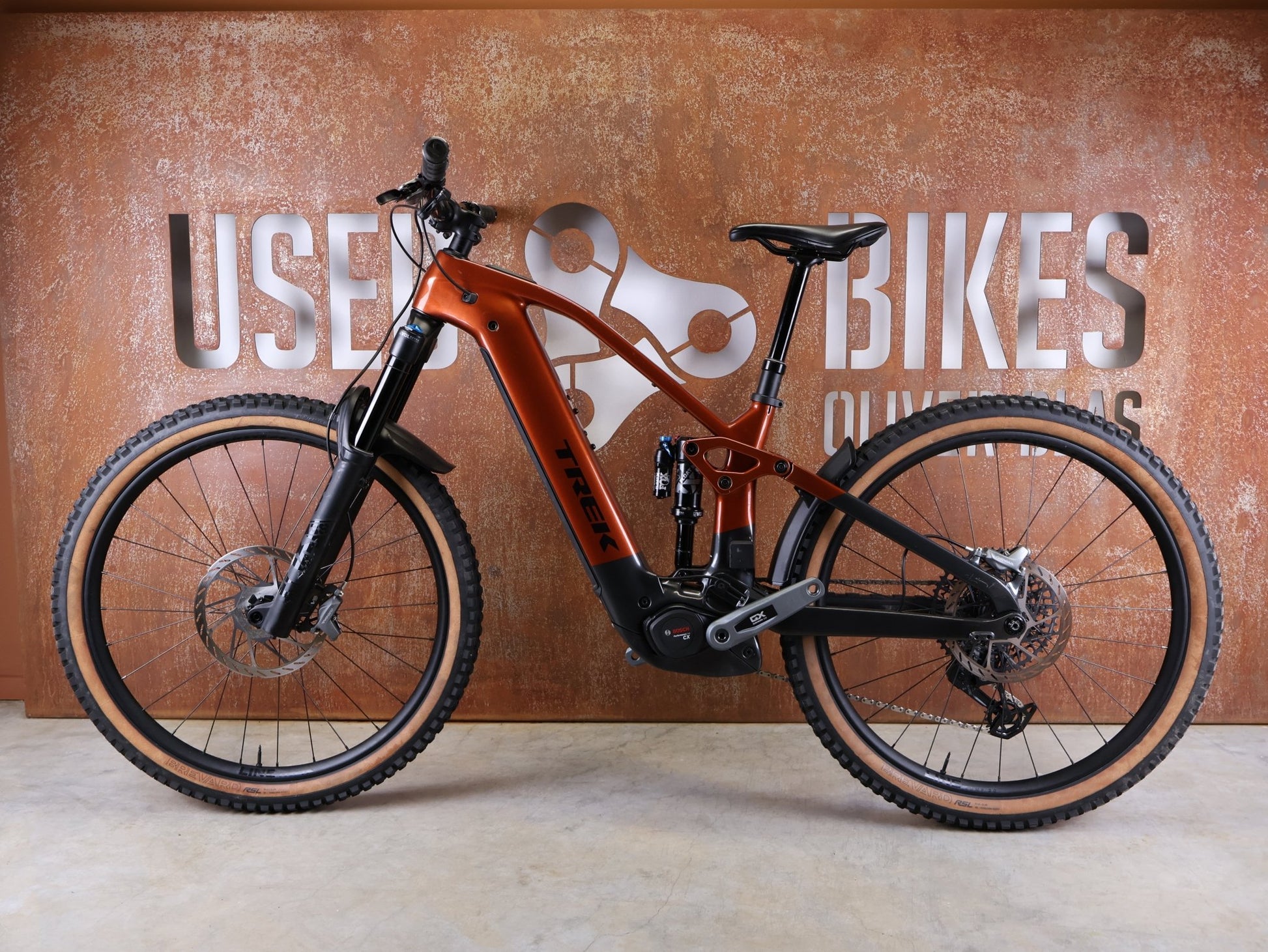 E - Mountainbike von Trek, TREK RAIL+ 9.8 GX AXS T - TYPE GEN 5 / PENNYFLAKE / S vor USEDBIKES - OB.DE Hintergrund