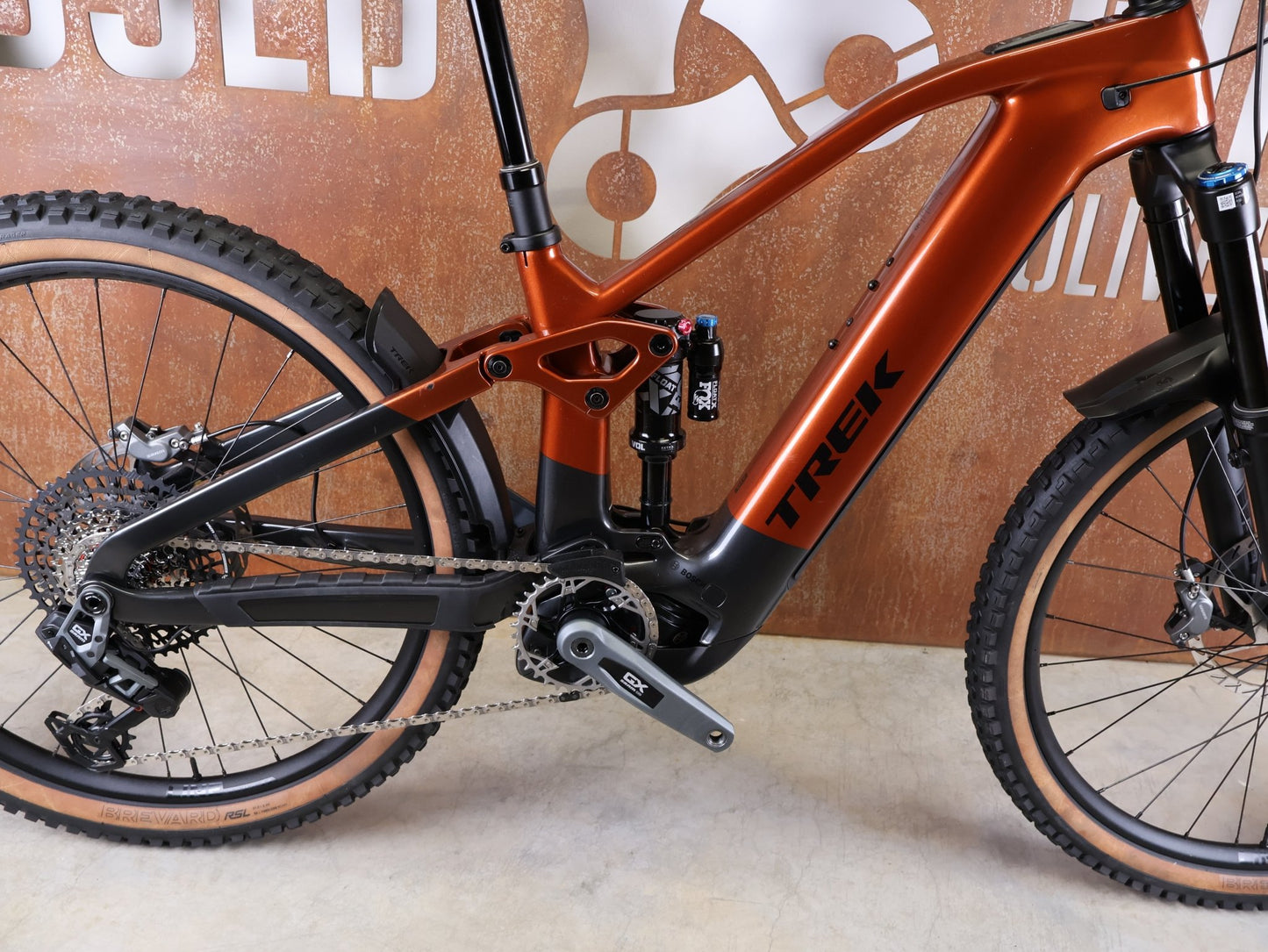 E - Mountainbike von Trek, TREK RAIL+ 9.8 GX AXS T - TYPE GEN 5 / PENNYFLAKE / S vor USEDBIKES - OB.DE Hintergrund