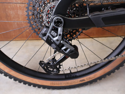 E - Mountainbike von Trek, TREK RAIL+ 9.8 GX AXS T - TYPE GEN 5 / PENNYFLAKE / S vor USEDBIKES - OB.DE Hintergrund