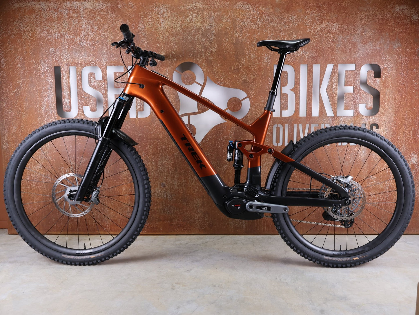 E - Mountainbike von Trek, TREK RAIL+ 9.8 GX AXS T - TYPE GEN 5 / PENNYFLAKE / XL vor USEDBIKES - OB.DE Hintergrund