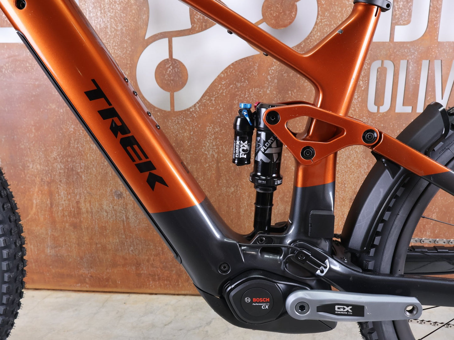 E - Mountainbike von Trek, TREK RAIL+ 9.8 GX AXS T - TYPE GEN 5 / PENNYFLAKE / XL vor USEDBIKES - OB.DE Hintergrund