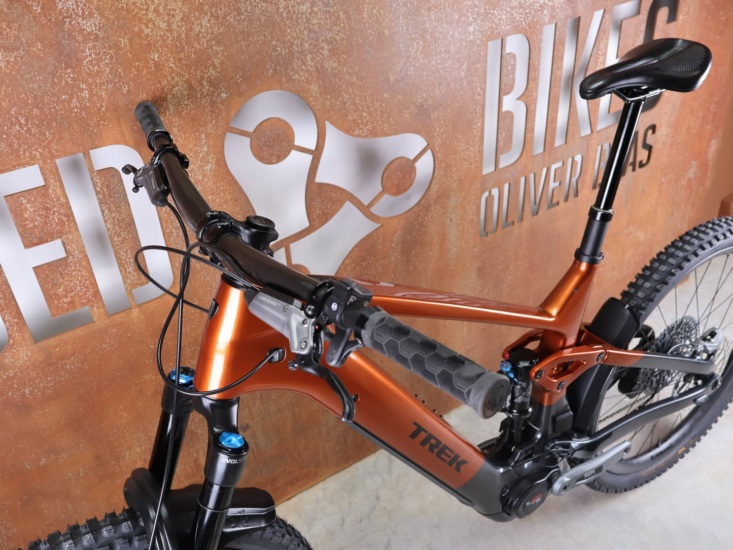 E - Mountainbike von Trek, TREK RAIL+ 9.8 GX AXS T - TYPE GEN 5 / PENNYFLAKE / XL vor USEDBIKES - OB.DE Hintergrund