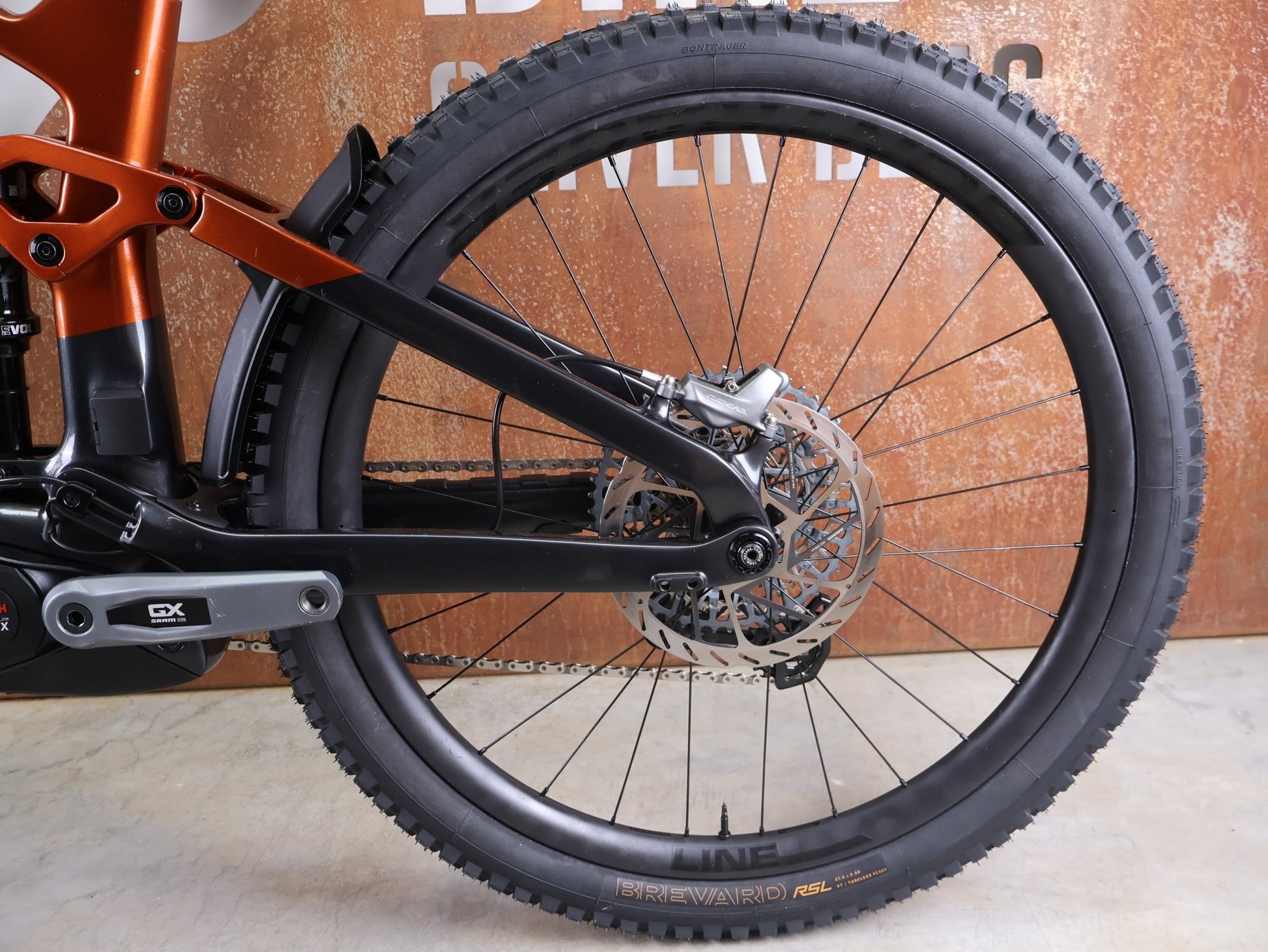 E - Mountainbike von Trek, TREK RAIL+ 9.8 GX AXS T - TYPE GEN 5 / PENNYFLAKE / XL vor USEDBIKES - OB.DE Hintergrund