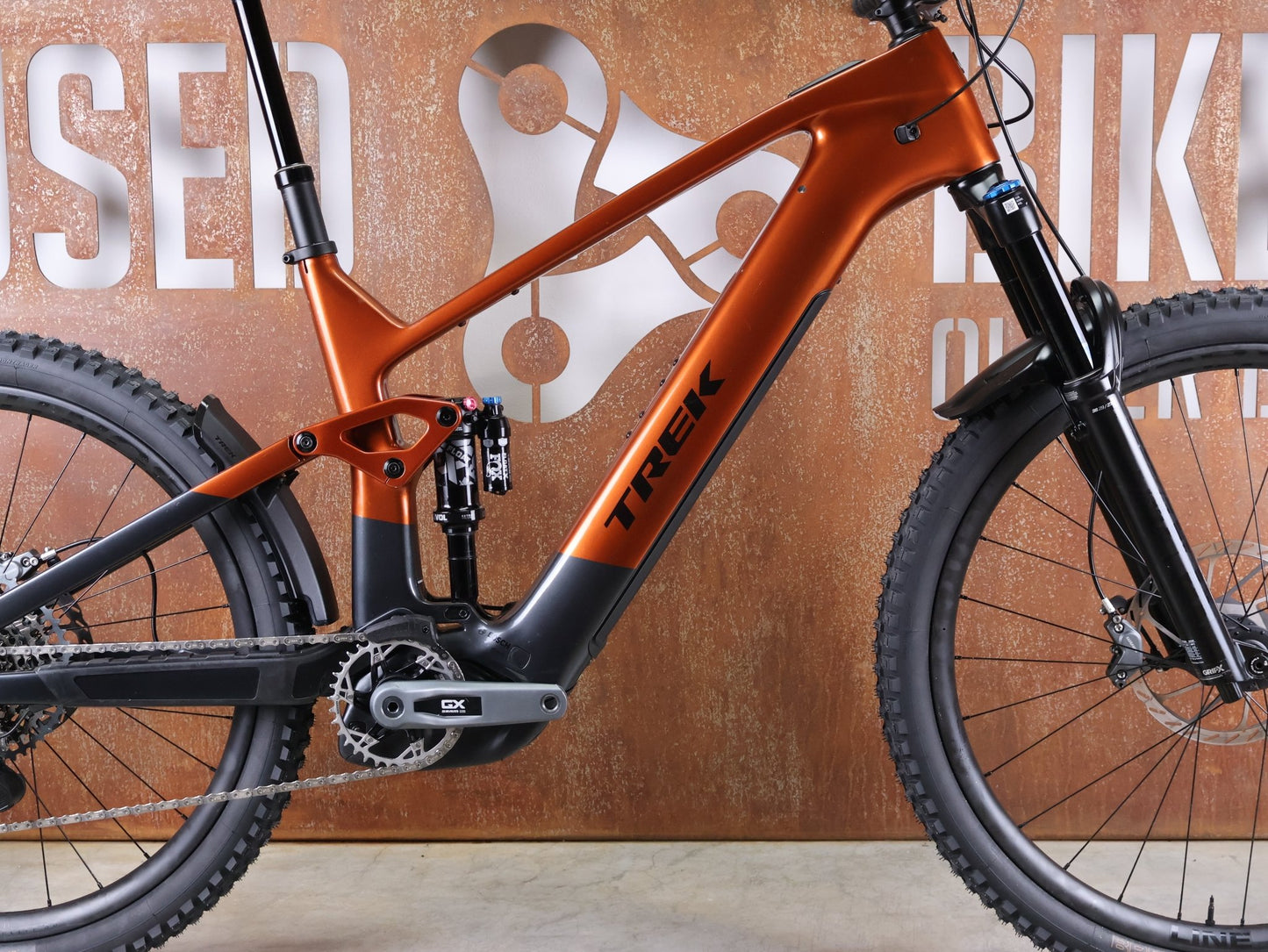 E - Mountainbike von Trek, TREK RAIL+ 9.8 GX AXS T - TYPE GEN 5 / PENNYFLAKE / XL vor USEDBIKES - OB.DE Hintergrund