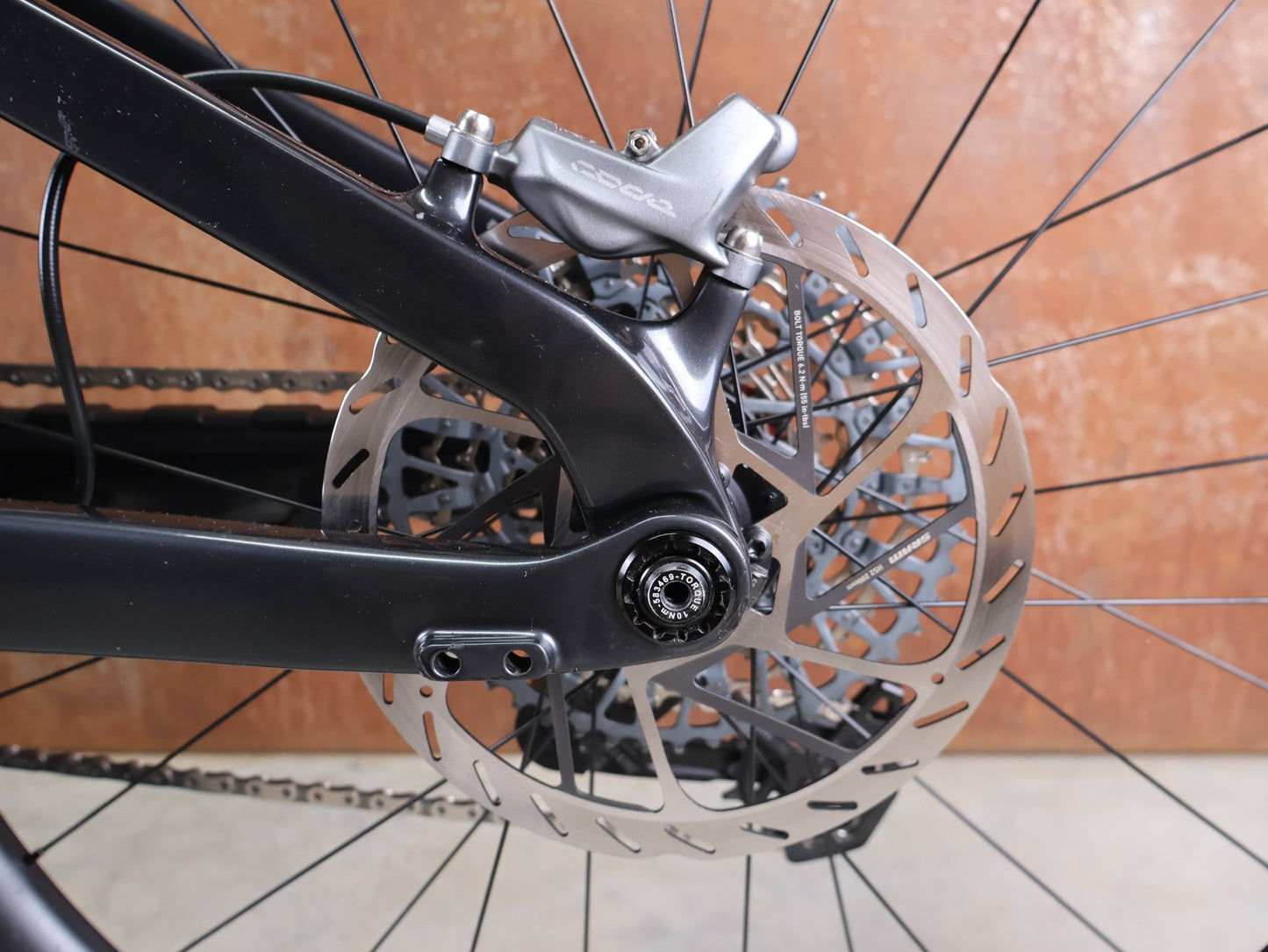 E - Mountainbike von Trek, TREK RAIL+ 9.8 GX AXS T - TYPE GEN 5 / PENNYFLAKE / XL vor USEDBIKES - OB.DE Hintergrund