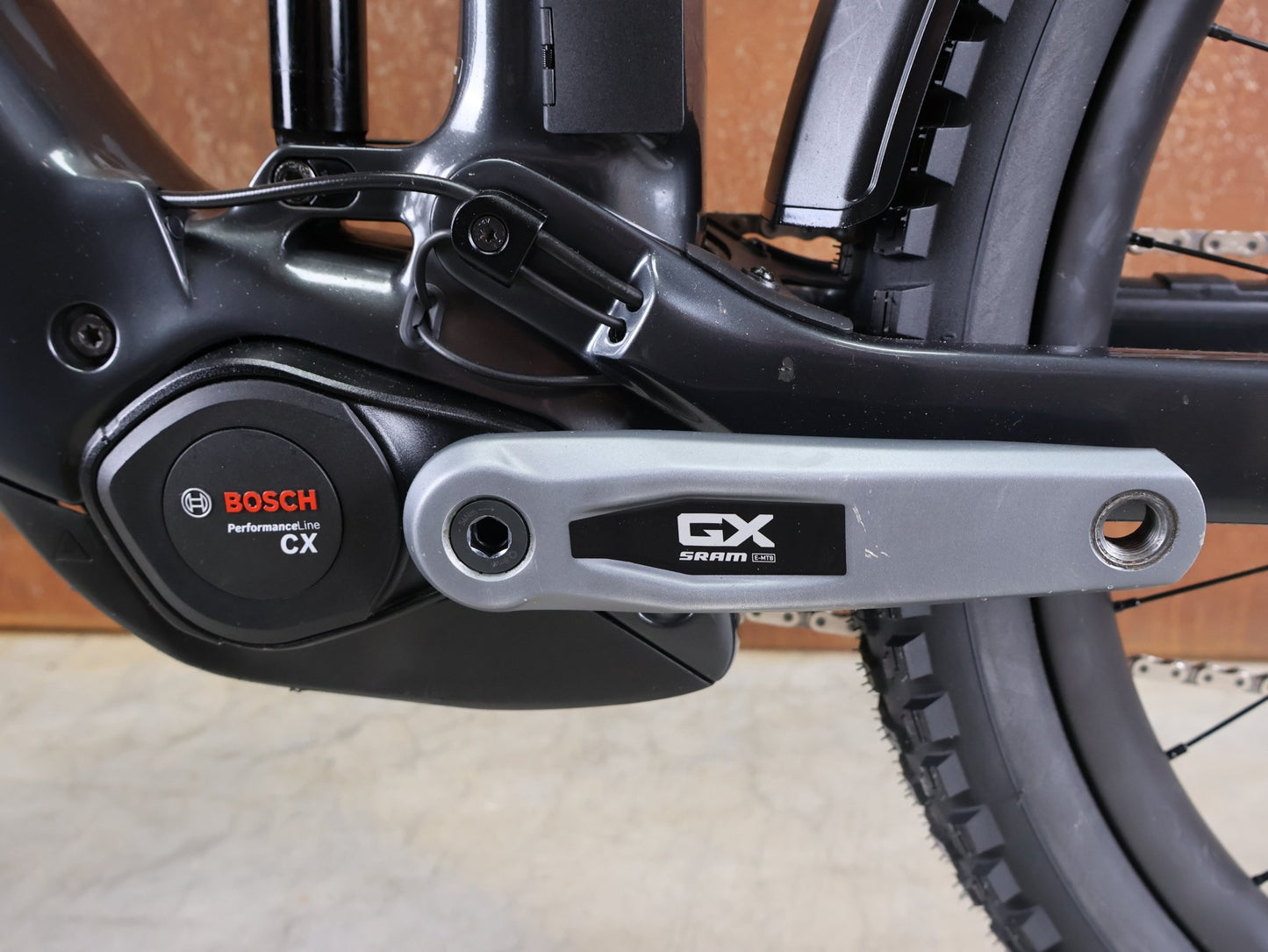 E - Mountainbike von Trek, TREK RAIL+ 9.8 GX AXS T - TYPE GEN 5 / PENNYFLAKE / XL vor USEDBIKES - OB.DE Hintergrund