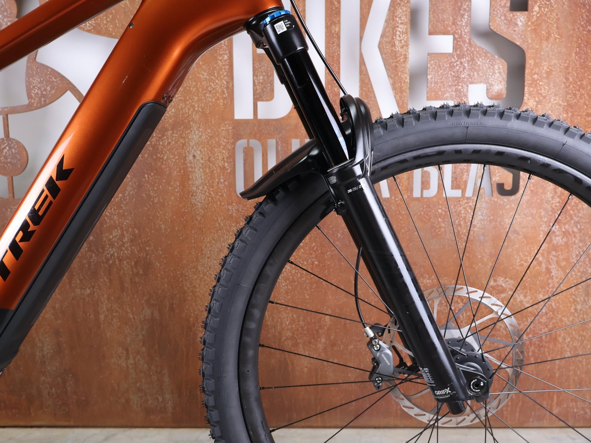 E - Mountainbike von Trek, TREK RAIL+ 9.8 GX AXS T - TYPE GEN 5 / PENNYFLAKE / XL vor USEDBIKES - OB.DE Hintergrund