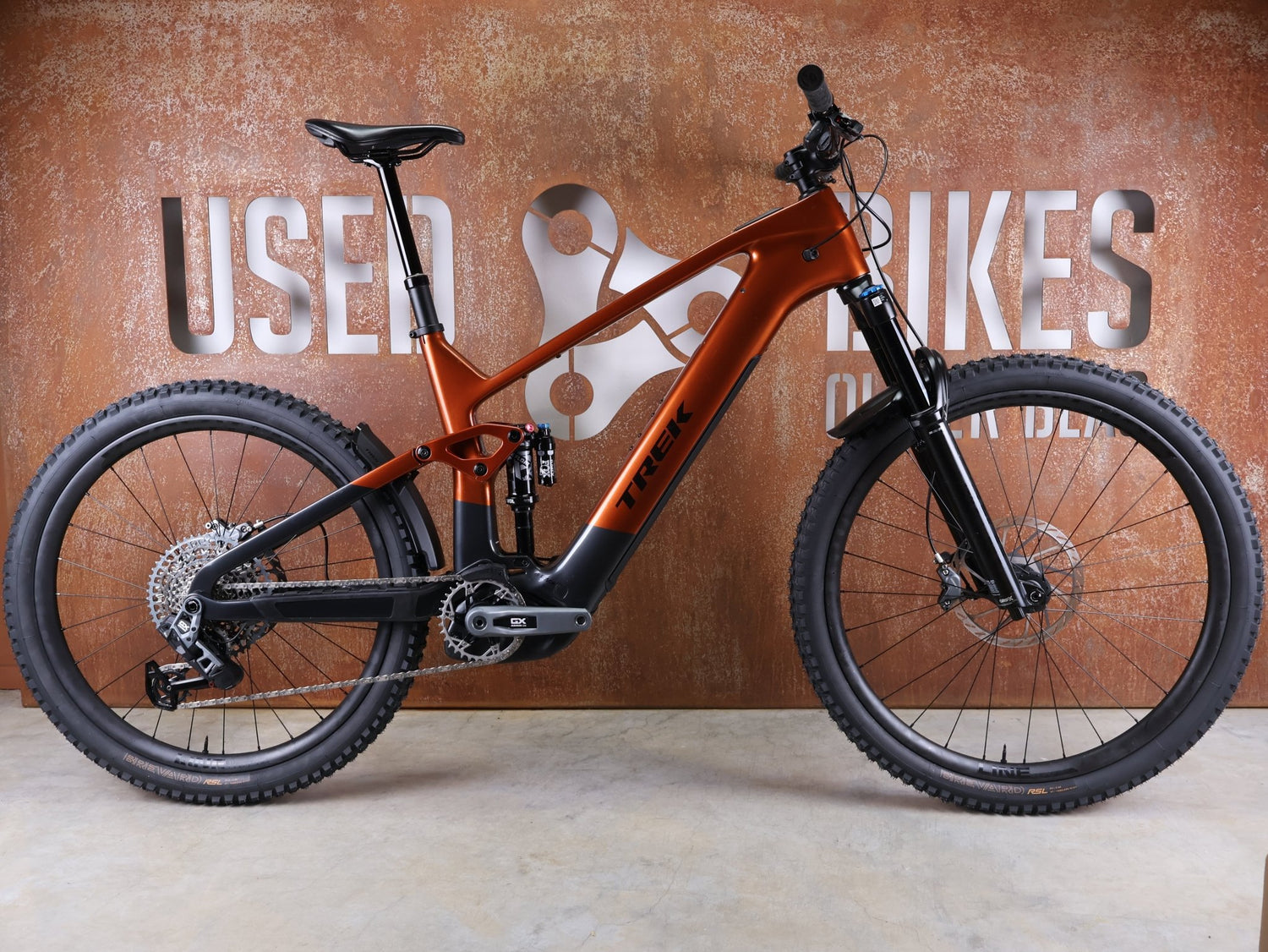 E - Mountainbike von Trek, TREK RAIL+ 9.8 GX AXS T - TYPE GEN 5 / PENNYFLAKE / XL vor USEDBIKES - OB.DE Hintergrund