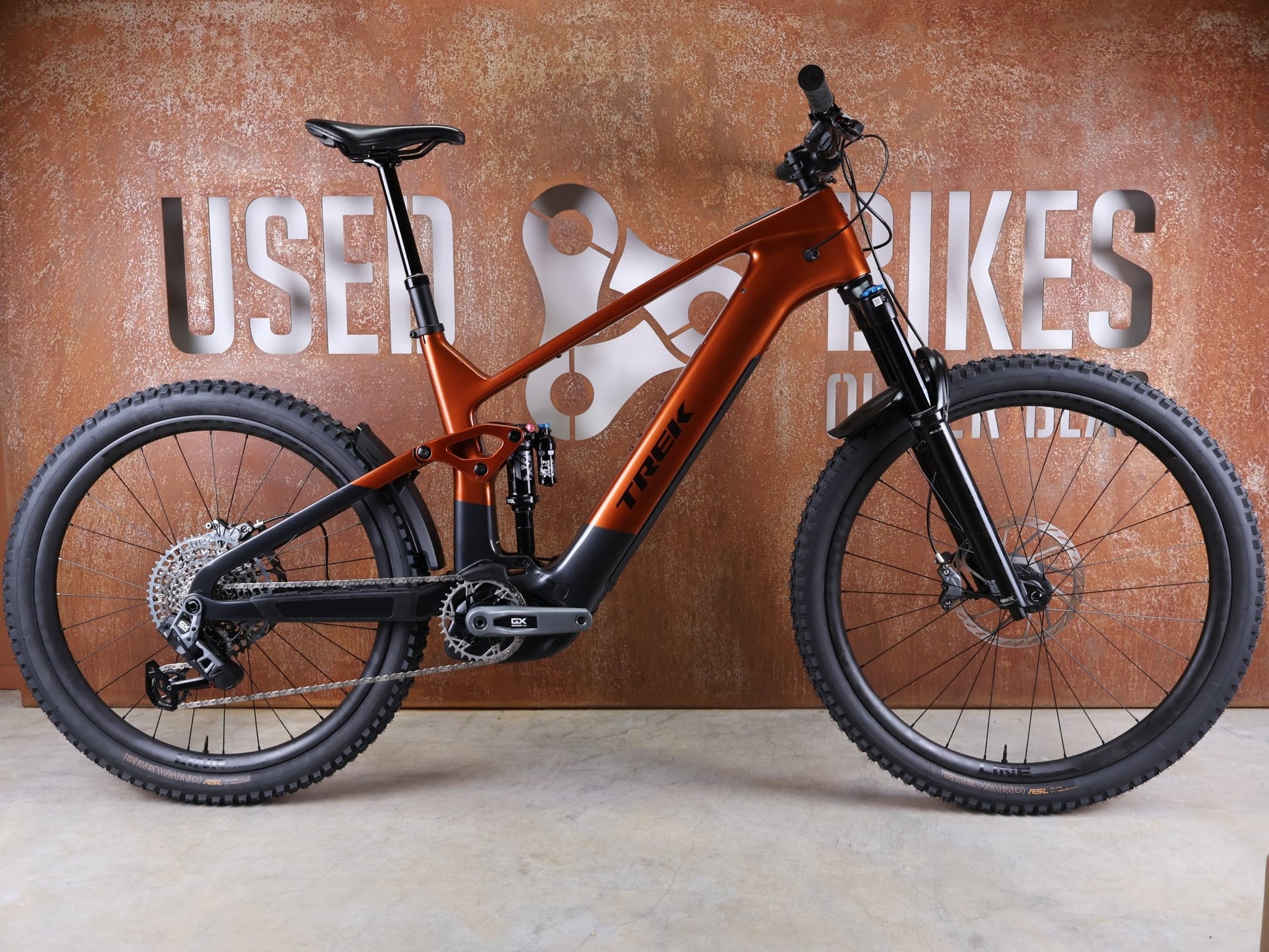 E - Mountainbike von Trek, TREK RAIL+ 9.8 GX AXS T - TYPE GEN 5 / PENNYFLAKE / XL vor USEDBIKES - OB.DE Hintergrund