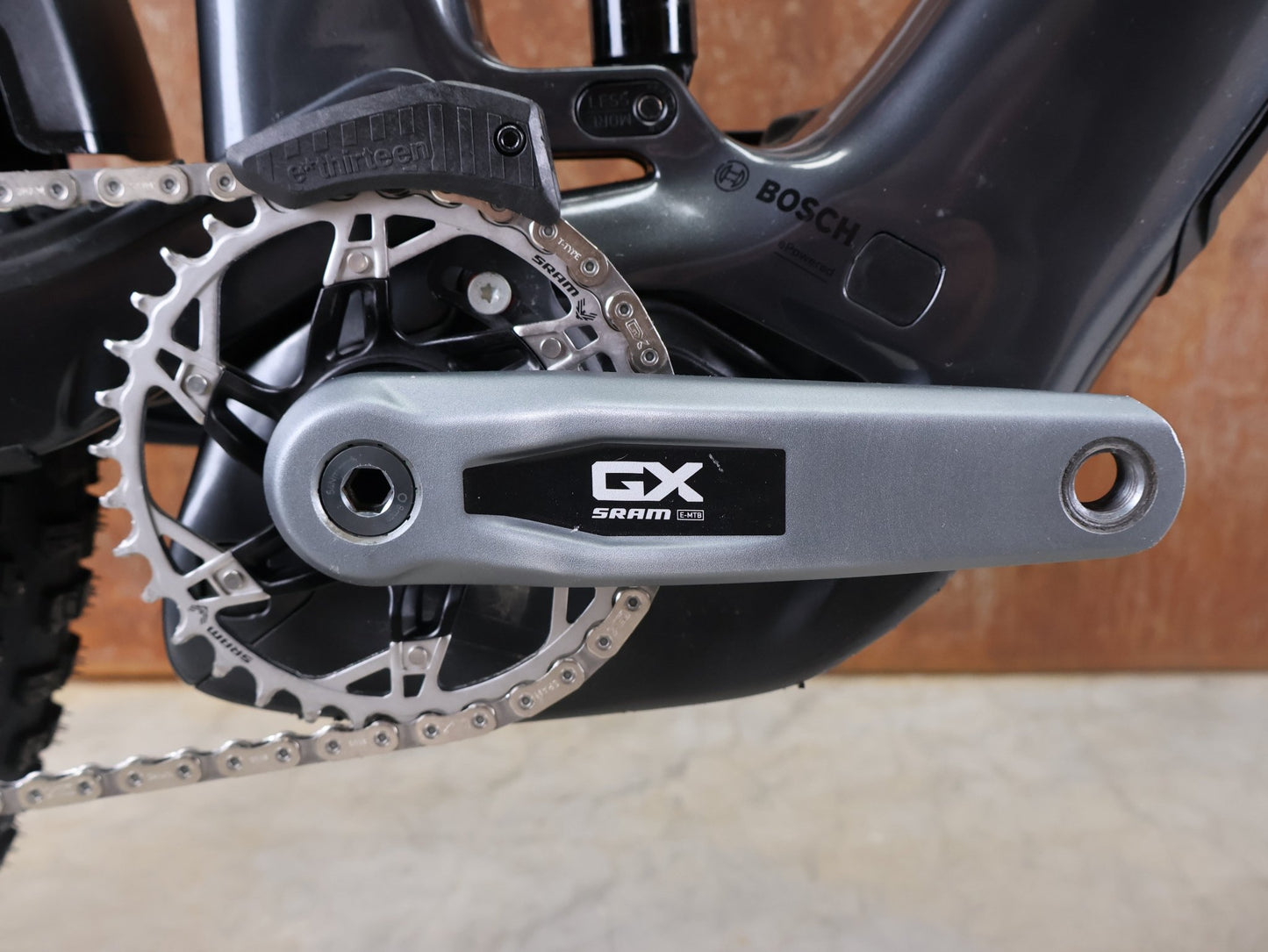 E - Mountainbike von Trek, TREK RAIL+ 9.8 GX AXS T - TYPE GEN 5 / PENNYFLAKE / XL vor USEDBIKES - OB.DE Hintergrund