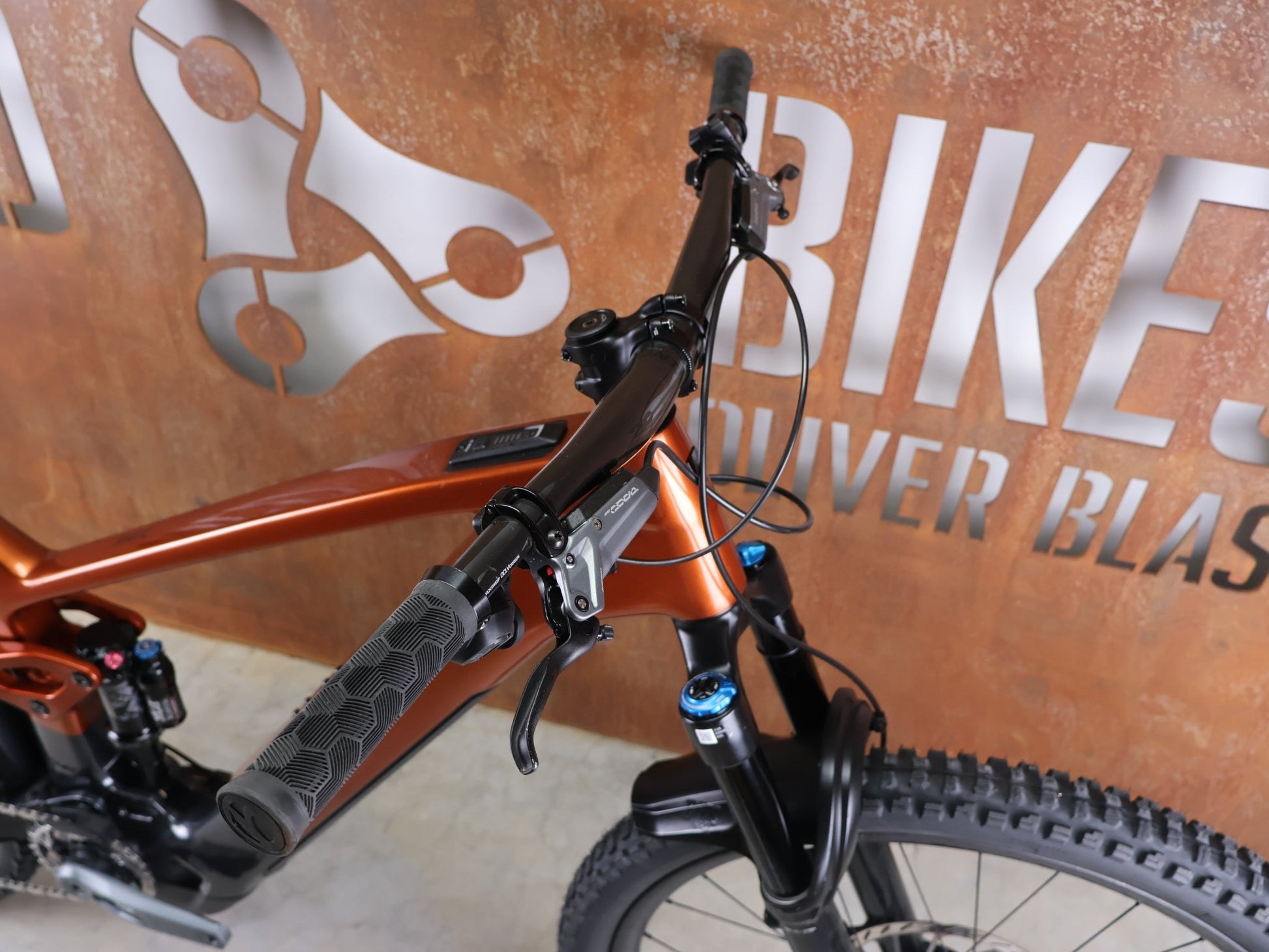 E - Mountainbike von Trek, TREK RAIL+ 9.8 GX AXS T - TYPE GEN 5 / PENNYFLAKE / XL vor USEDBIKES - OB.DE Hintergrund