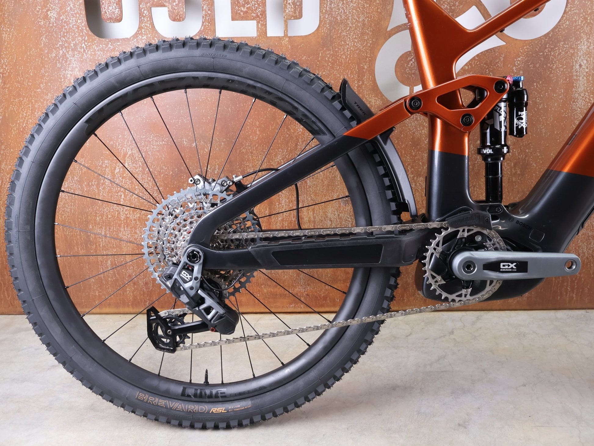 E - Mountainbike von Trek, TREK RAIL+ 9.8 GX AXS T - TYPE GEN 5 / PENNYFLAKE / XL vor USEDBIKES - OB.DE Hintergrund