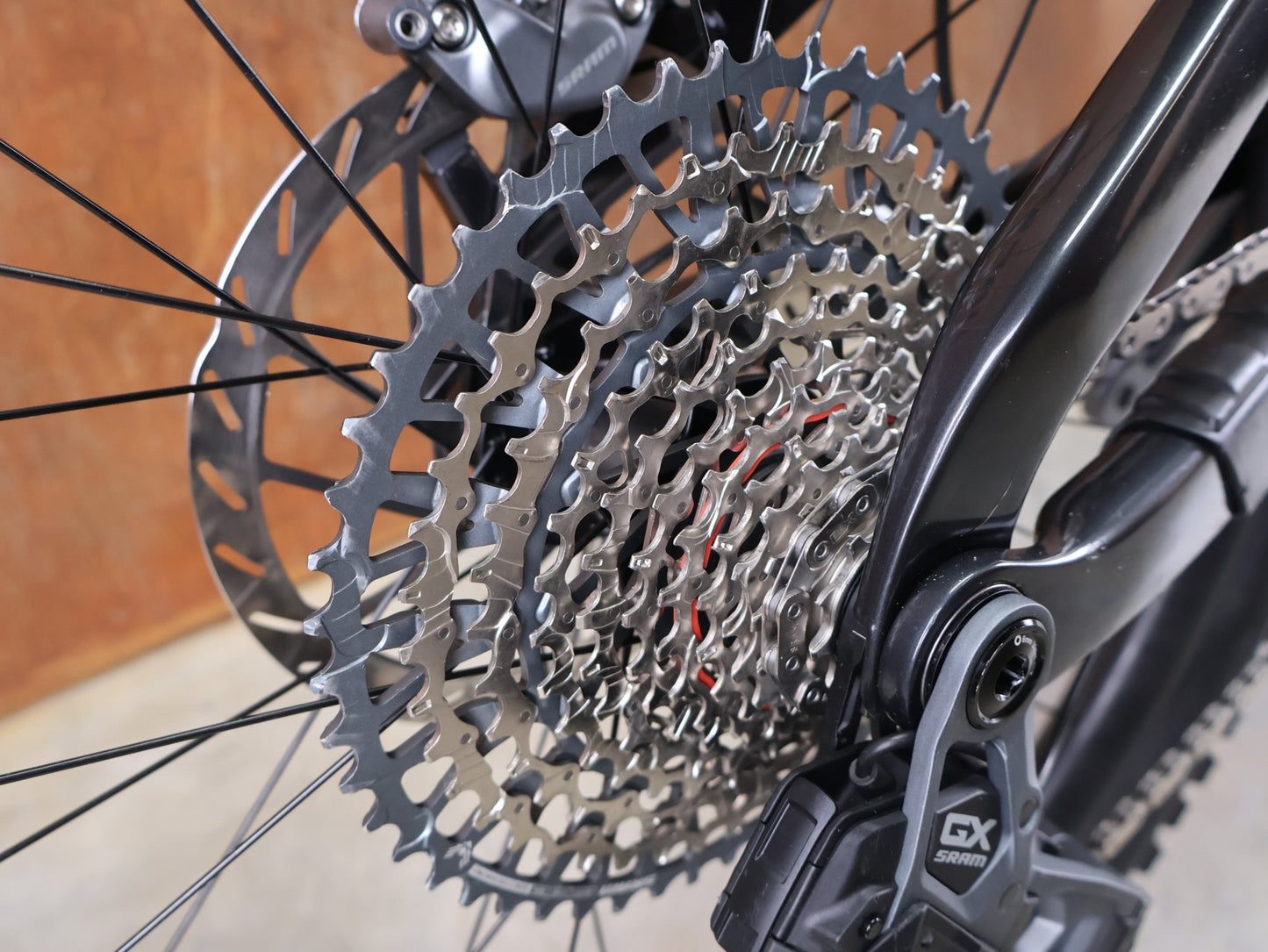 E - Mountainbike von Trek, TREK RAIL+ 9.8 GX AXS T - TYPE GEN 5 / PENNYFLAKE / XL vor USEDBIKES - OB.DE Hintergrund