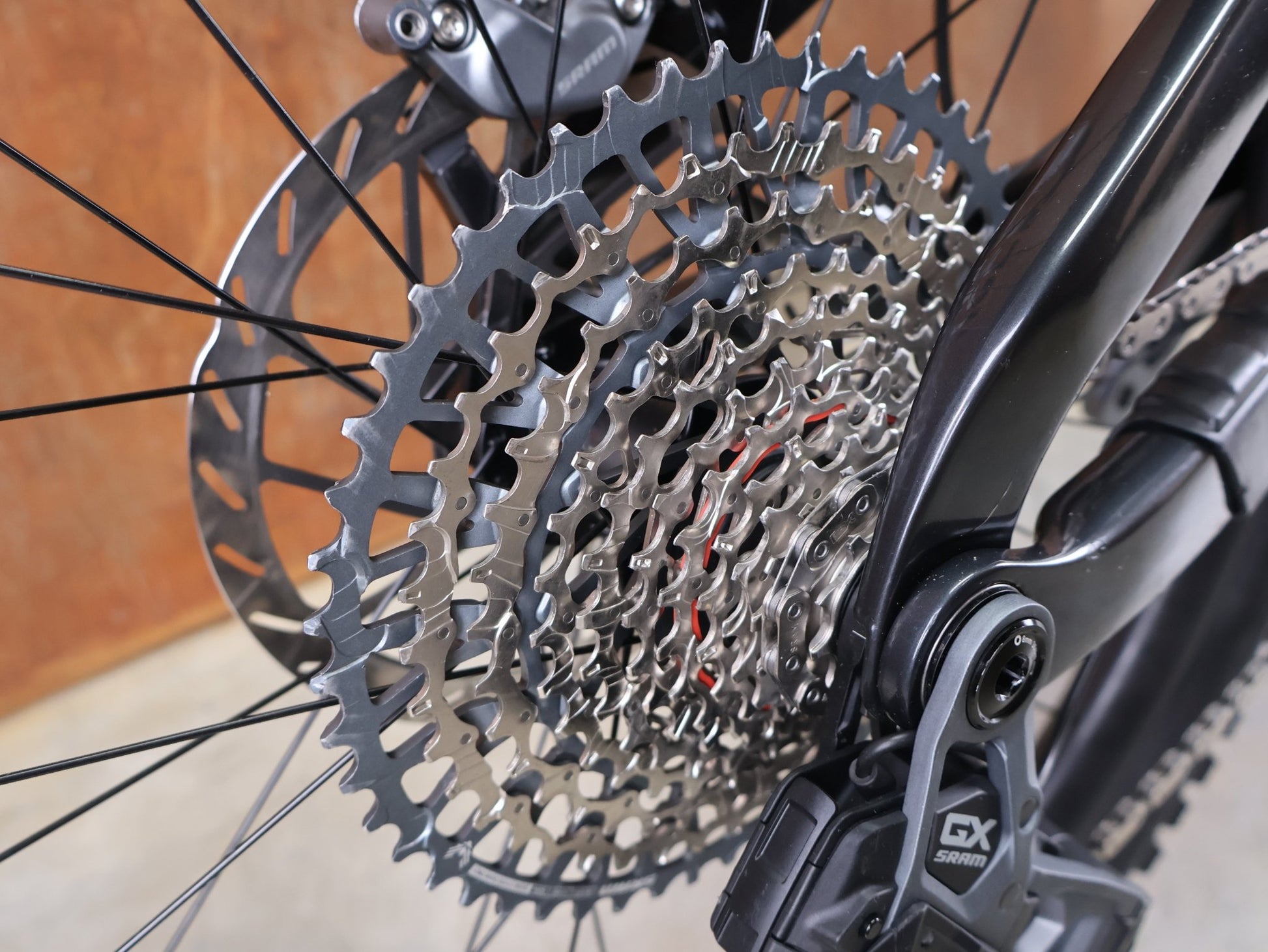 E - Mountainbike von Trek, TREK RAIL+ 9.8 GX AXS T - TYPE GEN 5 / PENNYFLAKE / XL vor USEDBIKES - OB.DE Hintergrund