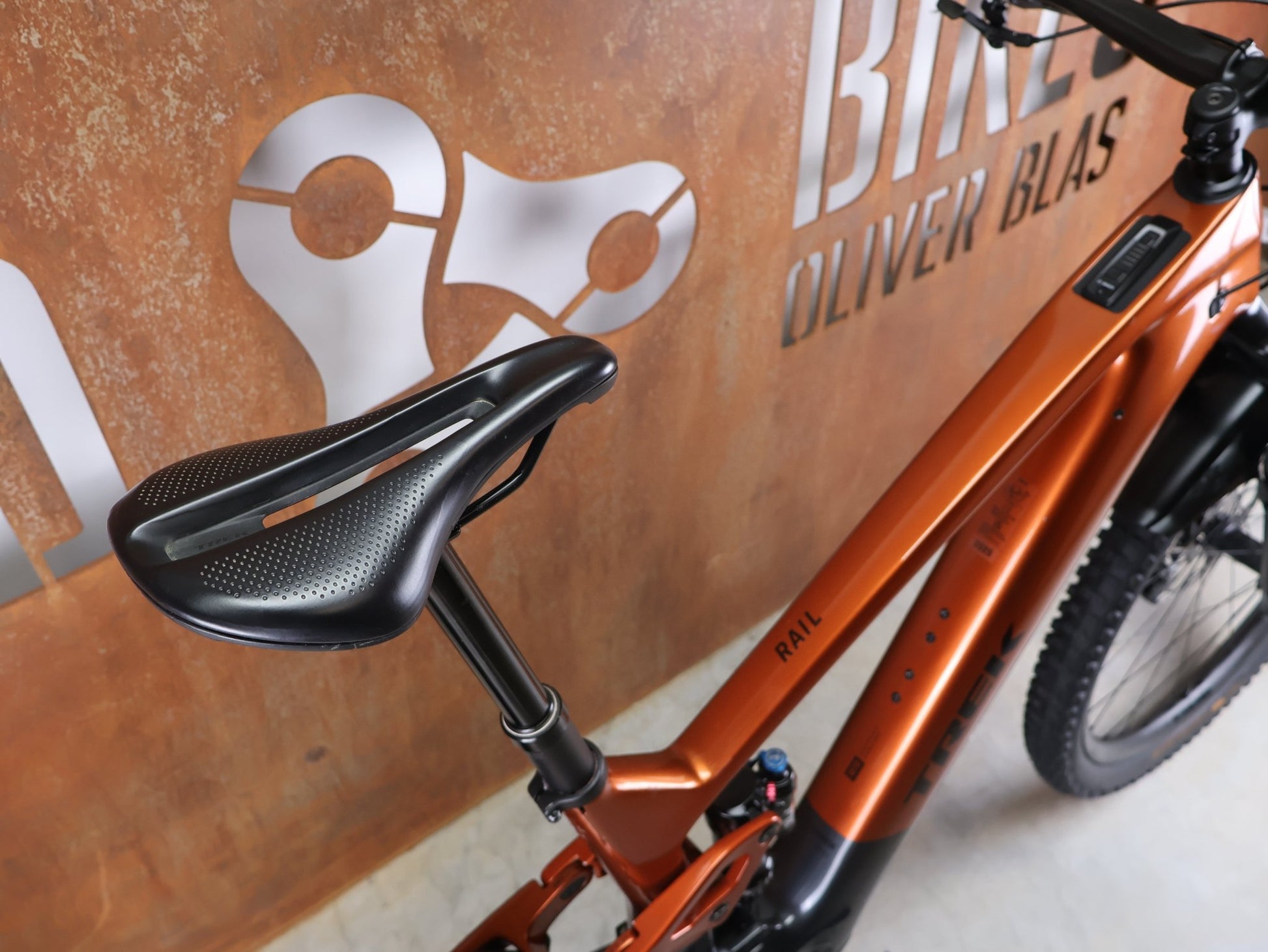 E - Mountainbike von Trek, TREK RAIL+ 9.8 GX AXS T - TYPE GEN 5 / PENNYFLAKE / XL vor USEDBIKES - OB.DE Hintergrund