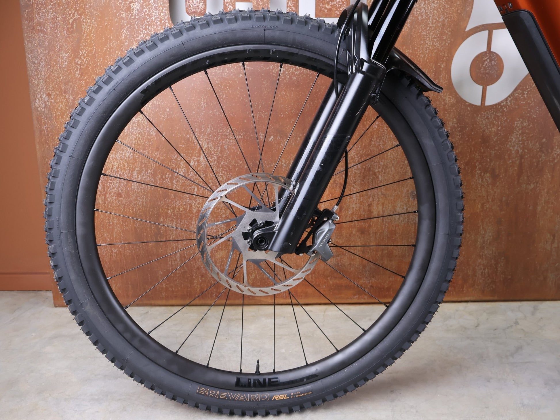 E - Mountainbike von Trek, TREK RAIL+ 9.8 GX AXS T - TYPE GEN 5 / PENNYFLAKE / XL vor USEDBIKES - OB.DE Hintergrund