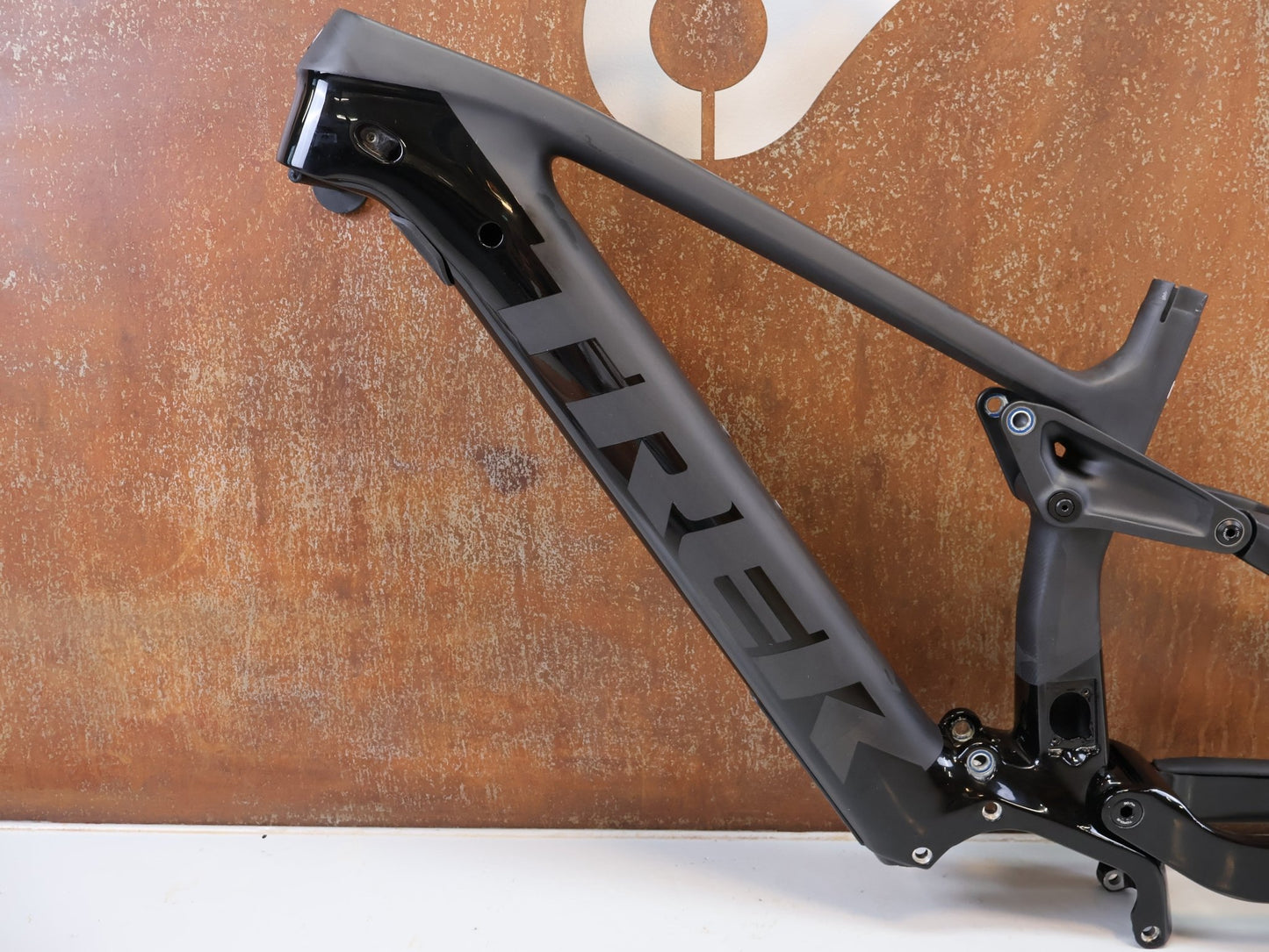 Zubehör von Trek, TREK RAIL C GEN 1 CARBON ERSATZRAHMEN M / E-MTB FRAME SET OCLV vor USEDBIKES-OB.DE Hintergrund