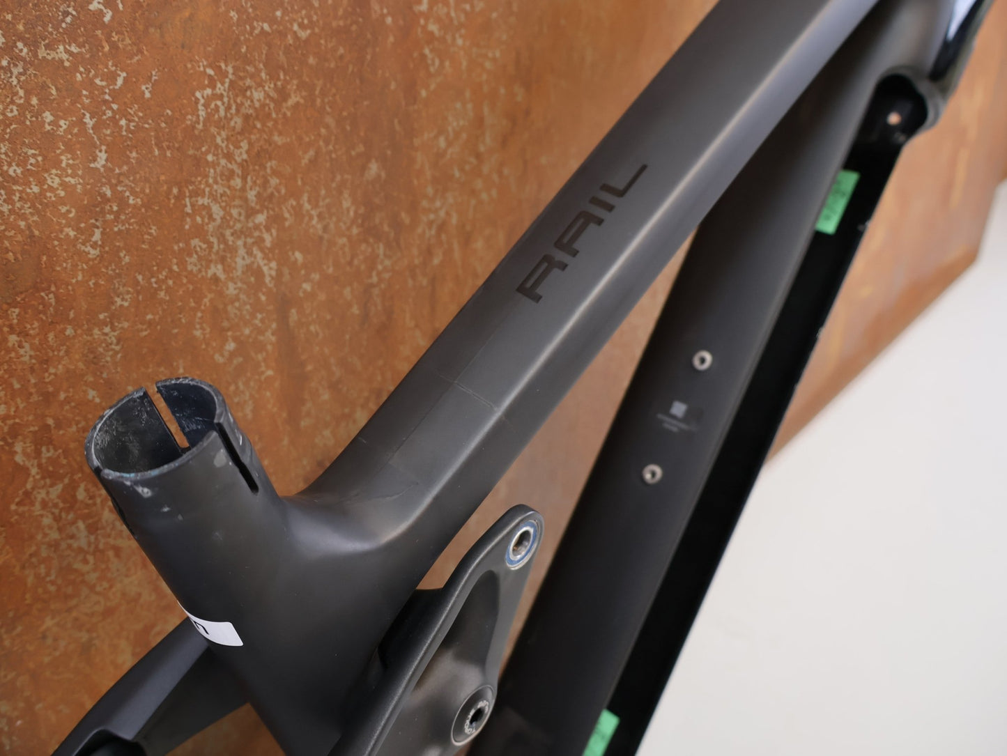 Zubehör von Trek, TREK RAIL C GEN 1 CARBON ERSATZRAHMEN M / E-MTB FRAME SET OCLV vor USEDBIKES-OB.DE Hintergrund