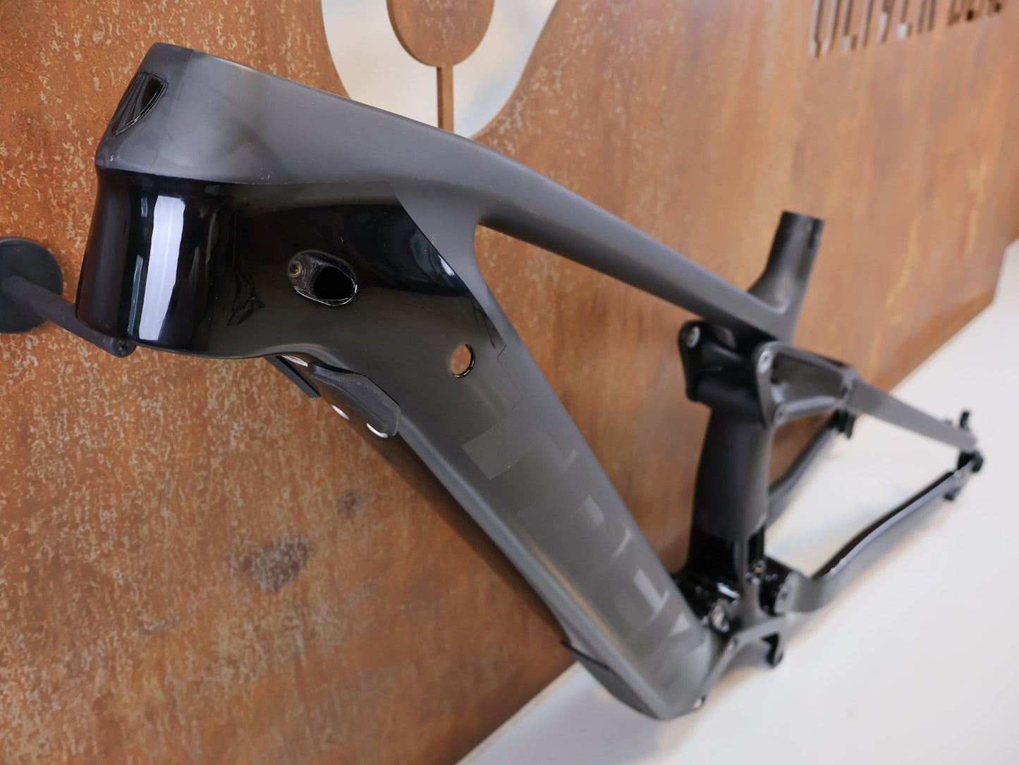 Zubehör von Trek, TREK RAIL C GEN 1 CARBON ERSATZRAHMEN M / E-MTB FRAME SET OCLV vor USEDBIKES-OB.DE Hintergrund