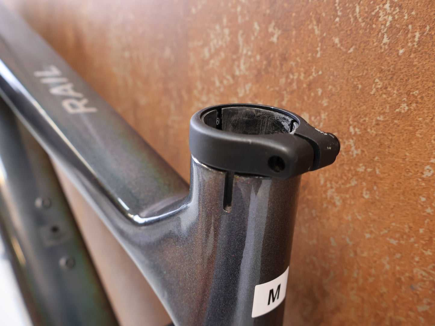 Zubehör von Trek, TREK RAIL CARBON HAUPTRAHMEN M / PRISMATIC PEARL LIGHT GREY 2022-2023 vor USEDBIKES-OB.DE Hintergrund