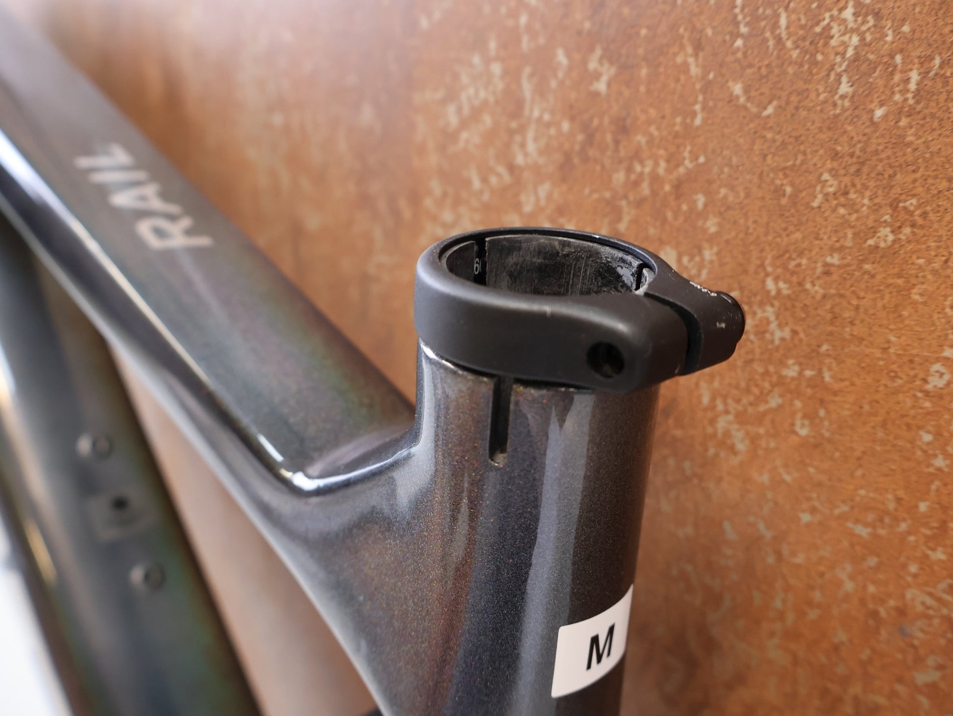Zubehör von Trek, TREK RAIL CARBON HAUPTRAHMEN M / PRISMATIC PEARL LIGHT GREY 2022-2023 vor USEDBIKES-OB.DE Hintergrund