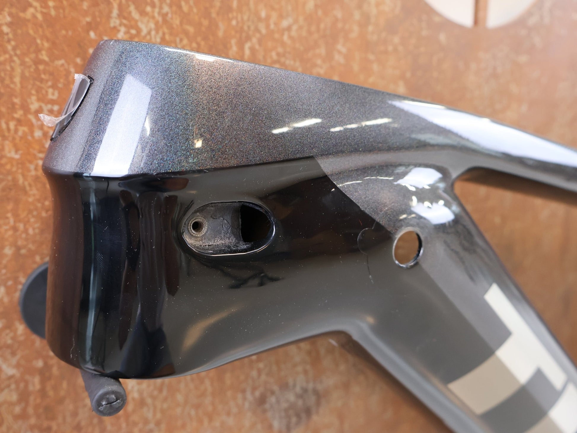 Zubehör von Trek, TREK RAIL CARBON HAUPTRAHMEN M / PRISMATIC PEARL LIGHT GREY 2022-2023 vor USEDBIKES-OB.DE Hintergrund