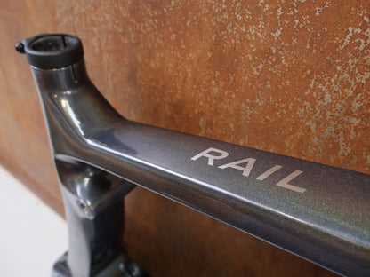 Zubehör von Trek, TREK RAIL CARBON HAUPTRAHMEN M / PRISMATIC PEARL LIGHT GREY 2022-2023 vor USEDBIKES-OB.DE Hintergrund