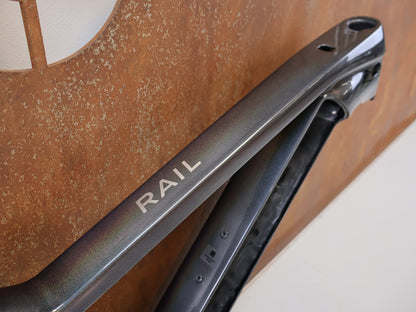 Zubehör von Trek, TREK RAIL CARBON HAUPTRAHMEN M / PRISMATIC PEARL LIGHT GREY 2022-2023 vor USEDBIKES-OB.DE Hintergrund