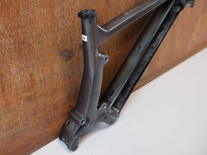 Zubehör von Trek, TREK RAIL CARBON HAUPTRAHMEN M / PRISMATIC PEARL LIGHT GREY 2022-2023 vor USEDBIKES-OB.DE Hintergrund