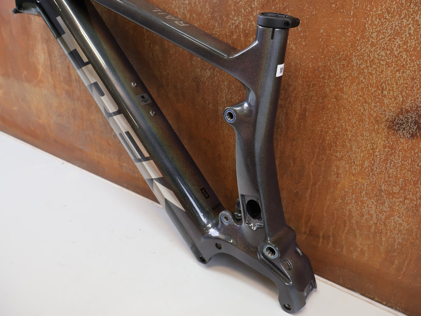 Zubehör von Trek, TREK RAIL CARBON HAUPTRAHMEN M / PRISMATIC PEARL LIGHT GREY 2022-2023 vor USEDBIKES-OB.DE Hintergrund