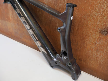 Zubehör von Trek, TREK RAIL CARBON HAUPTRAHMEN M / PRISMATIC PEARL LIGHT GREY 2022-2023 vor USEDBIKES-OB.DE Hintergrund