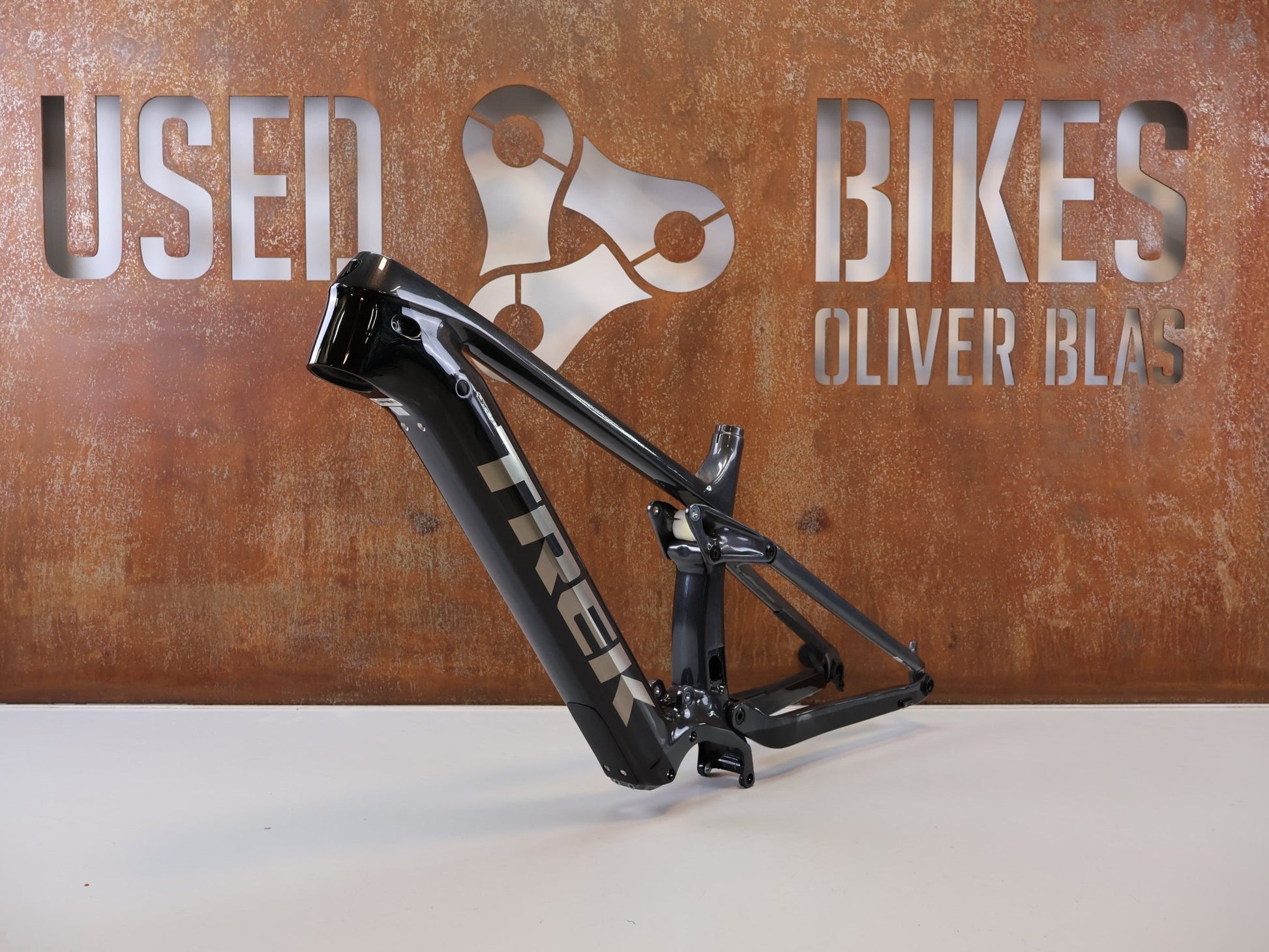 Zubehör von Trek, TREK RAIL CARBON RAHMENSET L / PRISMATIC PEARL LIGHT GREY 2022-2023 vor USEDBIKES-OB.DE Hintergrund