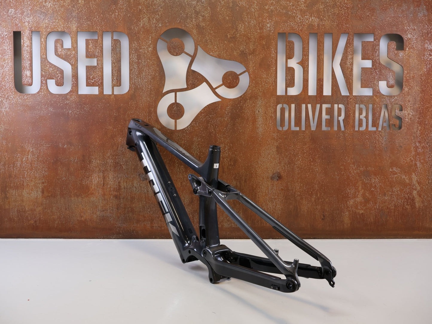 Zubehör von Trek, TREK RAIL CARBON RAHMENSET L / PRISMATIC PEARL LIGHT GREY 2022-2023 vor USEDBIKES-OB.DE Hintergrund
