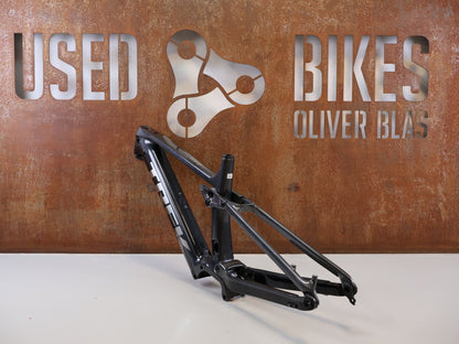 Zubehör von Trek, TREK RAIL CARBON RAHMENSET L / PRISMATIC PEARL LIGHT GREY 2022-2023 vor USEDBIKES-OB.DE Hintergrund