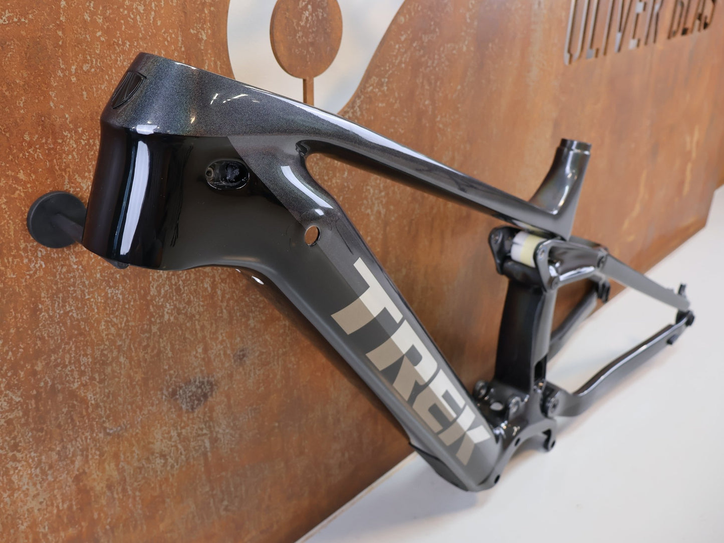 Zubehör von Trek, TREK RAIL CARBON RAHMENSET L / PRISMATIC PEARL LIGHT GREY 2022-2023 vor USEDBIKES-OB.DE Hintergrund