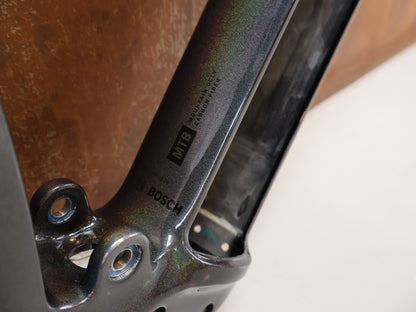 Zubehör von Trek, TREK RAIL CARBON RAHMENSET L / PRISMATIC PEARL LIGHT GREY 2022-2023 vor USEDBIKES-OB.DE Hintergrund