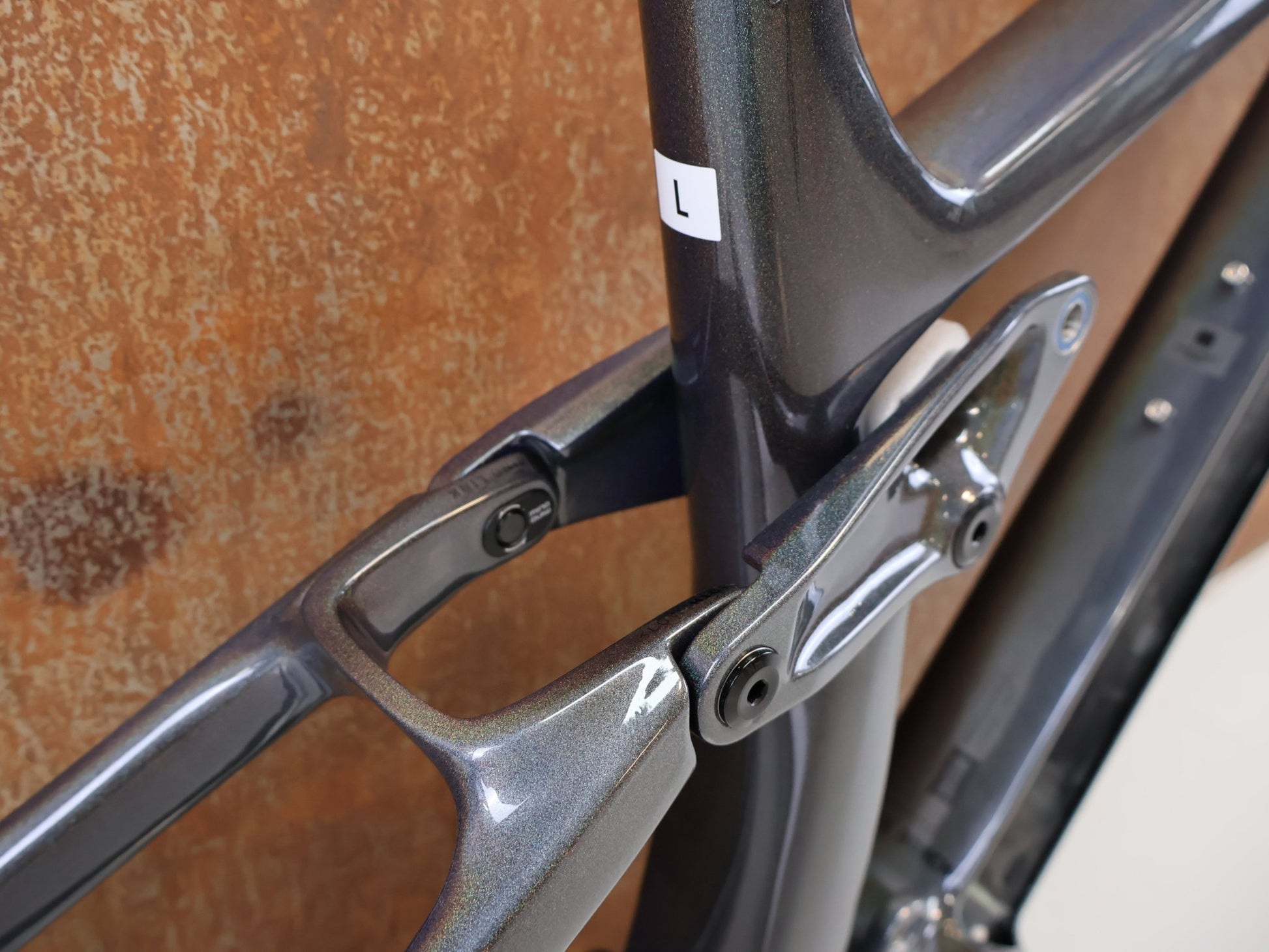 Zubehör von Trek, TREK RAIL CARBON RAHMENSET L / PRISMATIC PEARL LIGHT GREY 2022-2023 vor USEDBIKES-OB.DE Hintergrund