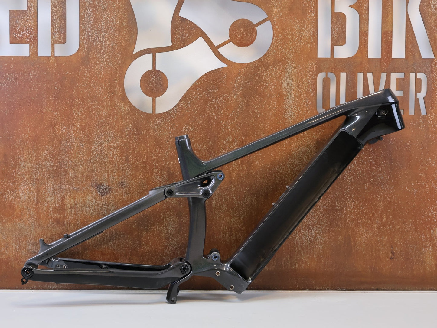 Zubehör von Trek, TREK RAIL CARBON RAHMENSET L / PRISMATIC PEARL LIGHT GREY 2022-2023 vor USEDBIKES-OB.DE Hintergrund