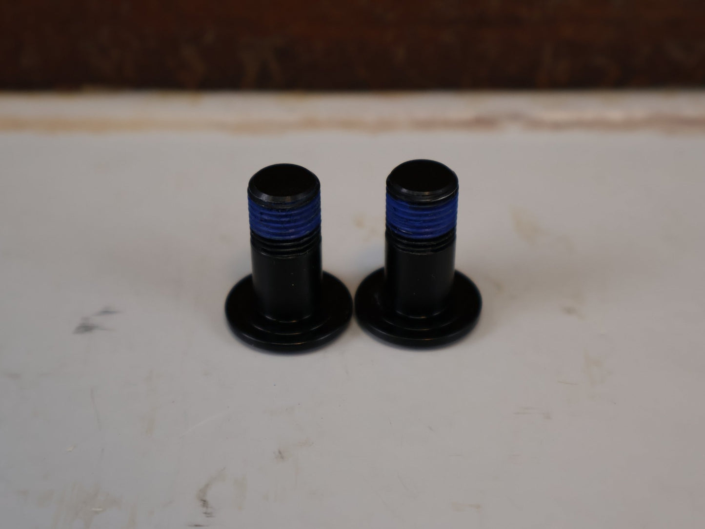 Zubehör von Trek, TREK RAIL HINTERBAU SCHRAUBEN KIT / REAR FRAME PIVOT HARDWARE 2020-2023 vor USEDBIKES-OB.DE Hintergrund