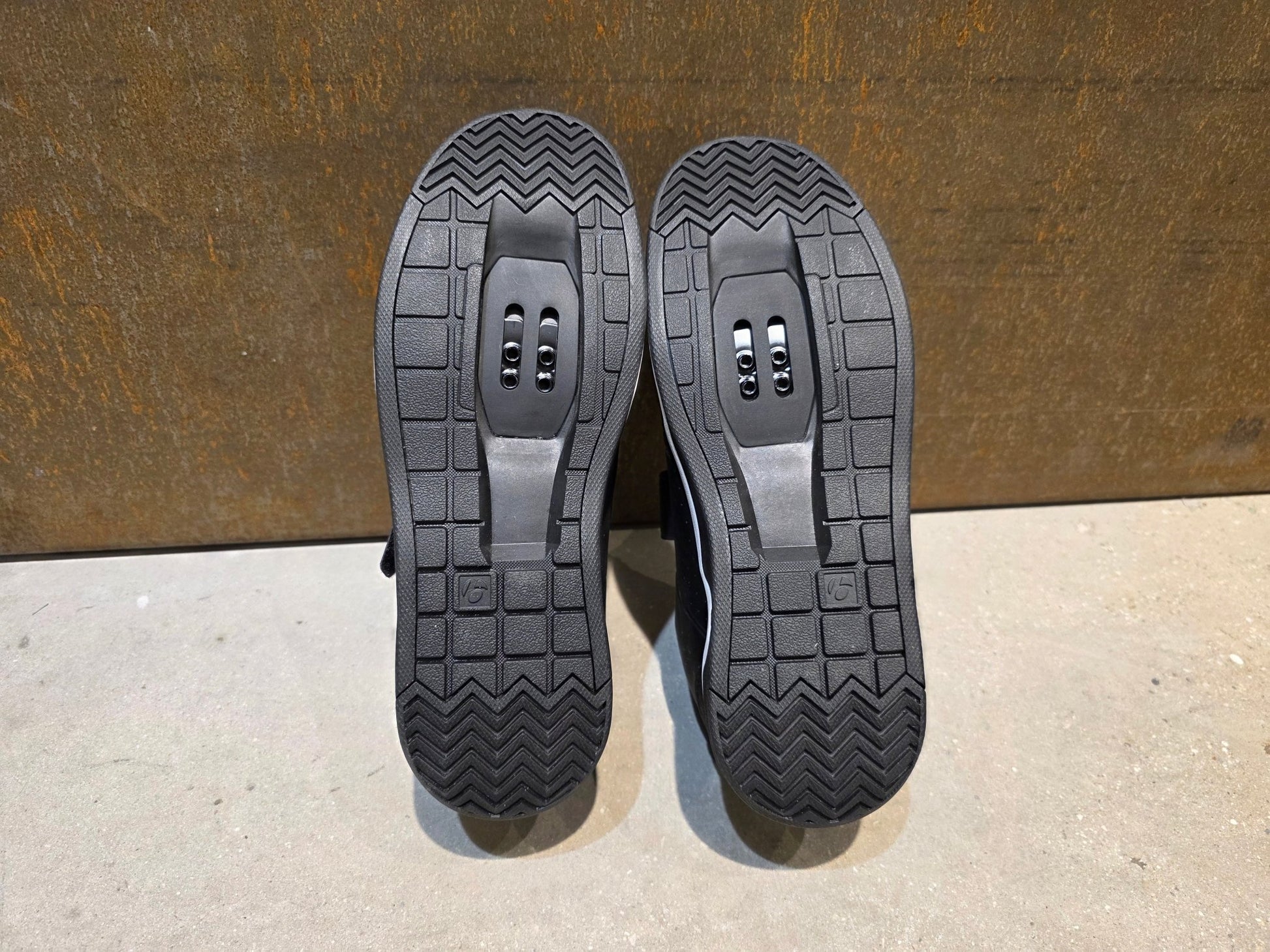 MTB - Herrenschuhe von Trek, TREK RALLY MOUNTAINBIKESCHUH / BLACK vor USEDBIKES - OB.DE Hintergrund