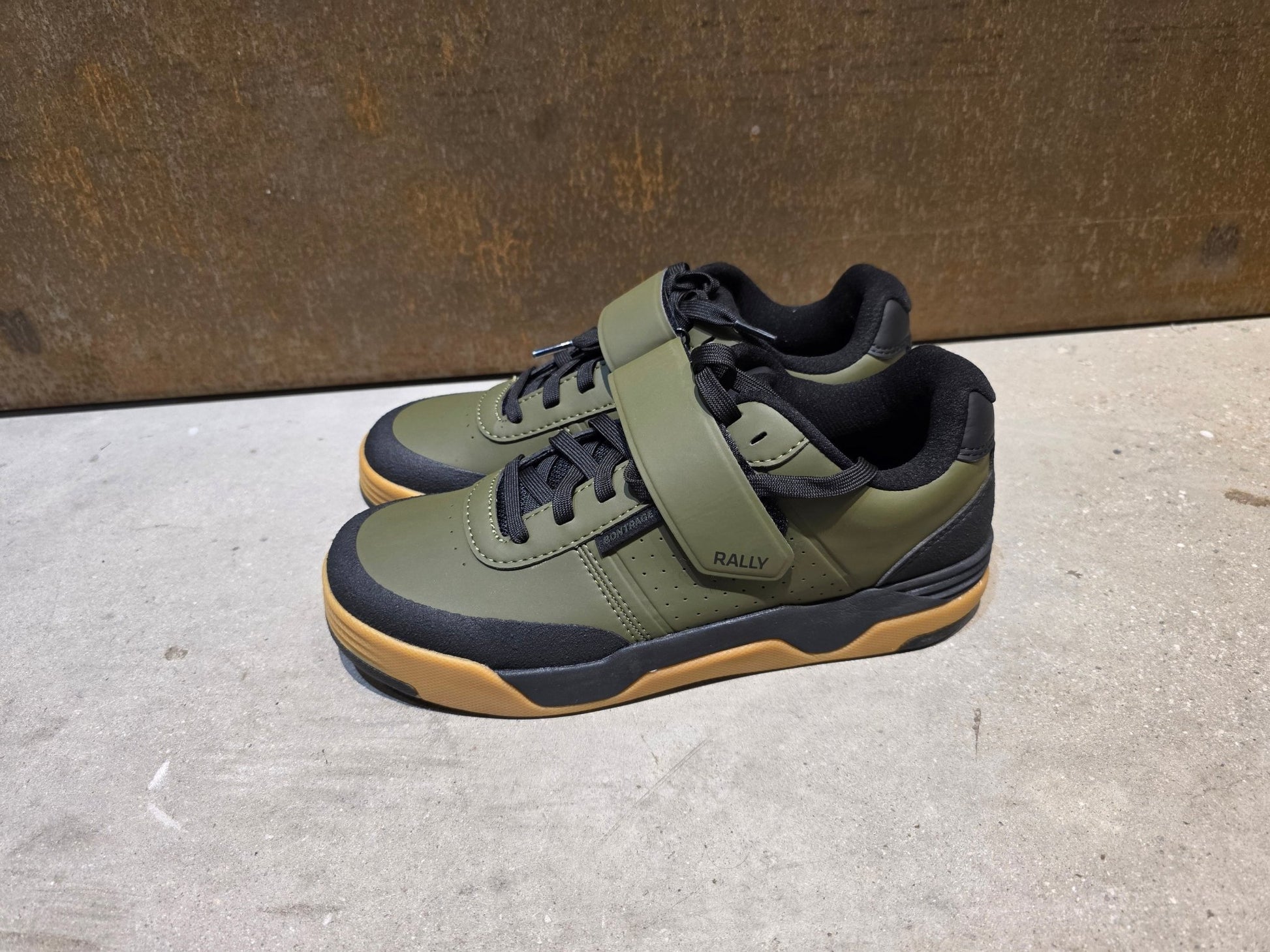 MTB - Herrenschuhe von Trek, TREK RALLY MOUNTAINBIKESCHUH / OLIVE GREY vor USEDBIKES - OB.DE Hintergrund
