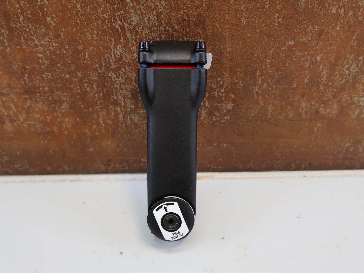 Vorbau von Bontrager, TREK RCS PRO BLENDR / ALU VORBAU / 31.8 MM / -7 GRAD / INTEGRATED vor USEDBIKES-OB.DE Hintergrund