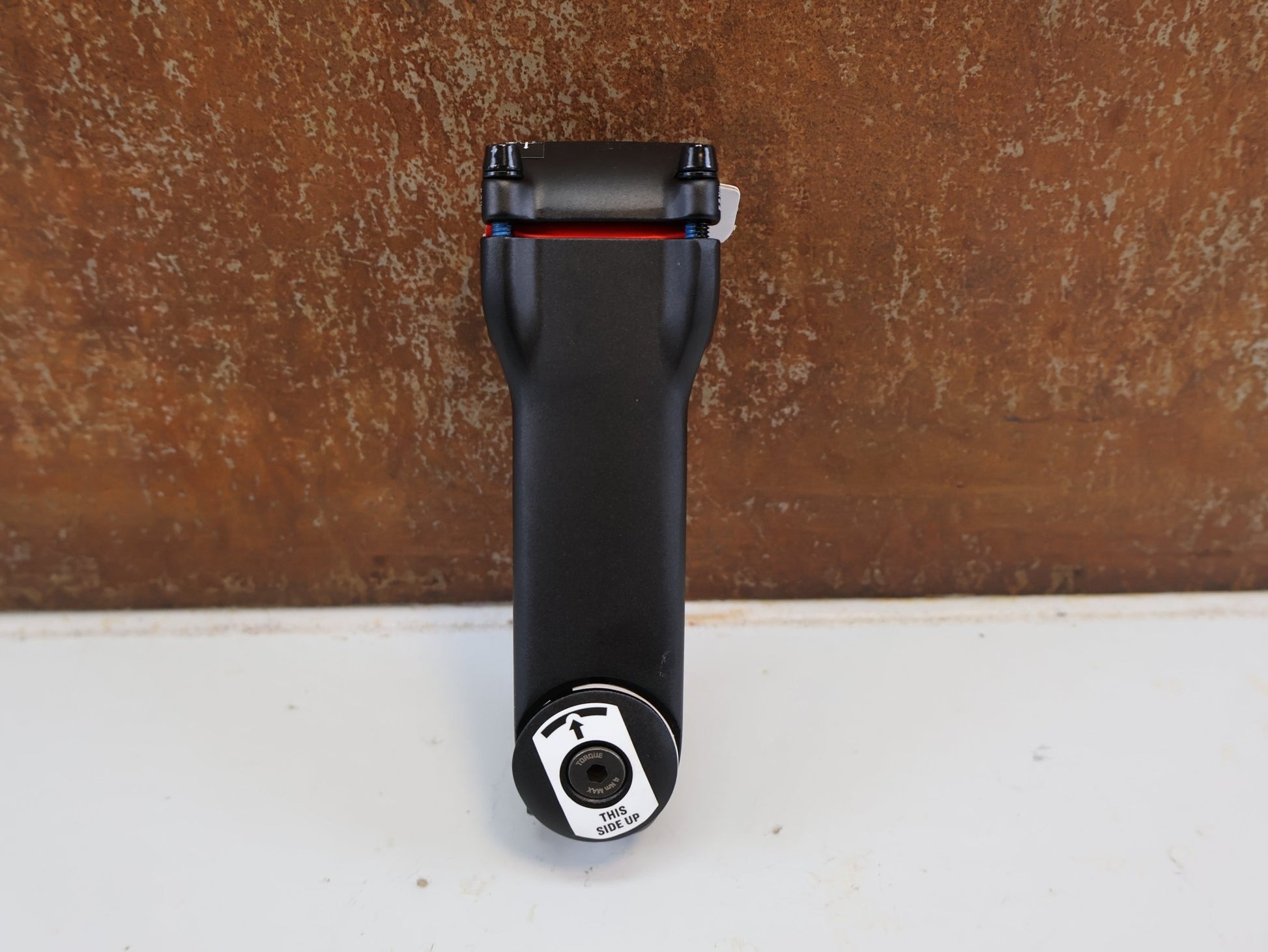 Vorbau von Bontrager, TREK RCS PRO BLENDR / ALU VORBAU / 31.8 MM / -7 GRAD / INTEGRATED vor USEDBIKES-OB.DE Hintergrund