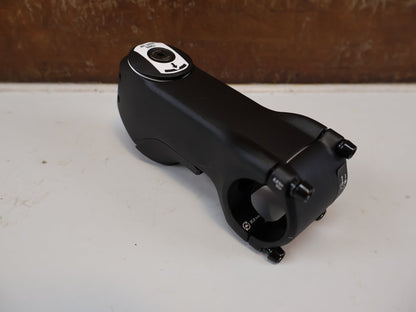 Vorbau von Bontrager, TREK RCS PRO BLENDR / ALU VORBAU / 31.8 MM / 7 GRAD / INTEGRATED vor USEDBIKES-OB.DE Hintergrund