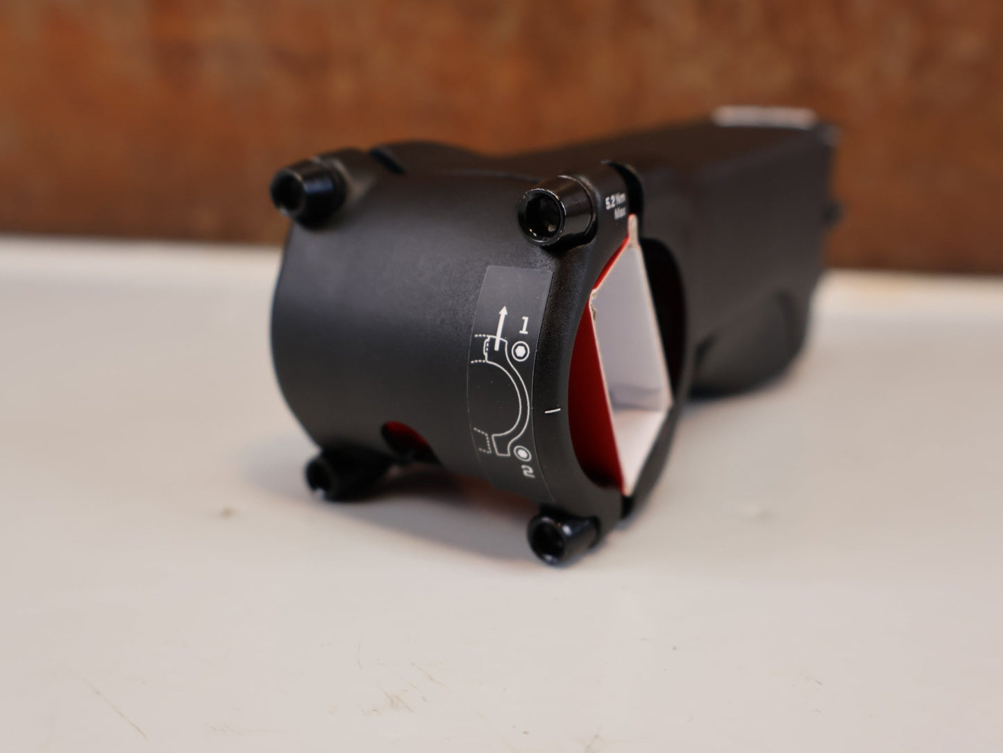 Vorbau von Bontrager, TREK RCS PRO BLENDR / ALU VORBAU / 31.8 MM / -7 GRAD / INTEGRATED vor USEDBIKES-OB.DE Hintergrund