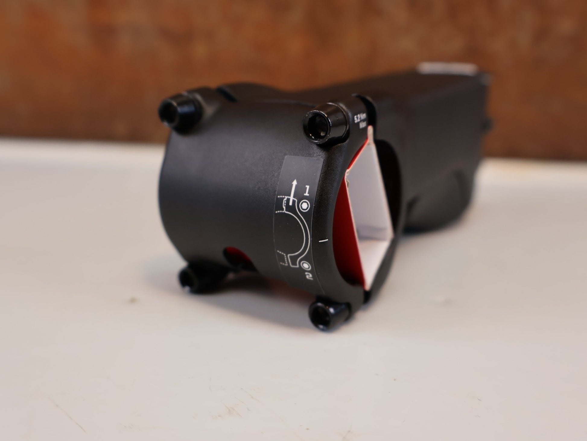 Vorbau von Bontrager, TREK RCS PRO BLENDR / ALU VORBAU / 31.8 MM / -7 GRAD / INTEGRATED vor USEDBIKES-OB.DE Hintergrund