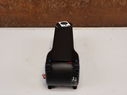 Vorbau von Bontrager, TREK RCS PRO BLENDR / ALU VORBAU / 31.8 MM / -7 GRAD / INTEGRATED vor USEDBIKES-OB.DE Hintergrund