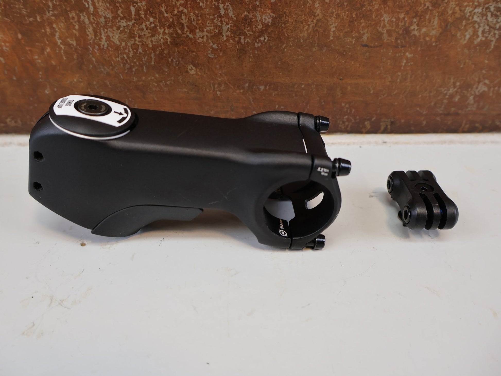 Vorbau von Bontrager, TREK RCS PRO BLENDR / ALU VORBAU / 31.8 MM / 7 GRAD / INTEGRATED vor USEDBIKES-OB.DE Hintergrund