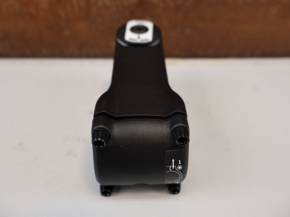 Vorbau von Bontrager, TREK RCS PRO BLENDR / ALU VORBAU / 31.8 MM / 7 GRAD / INTEGRATED vor USEDBIKES-OB.DE Hintergrund